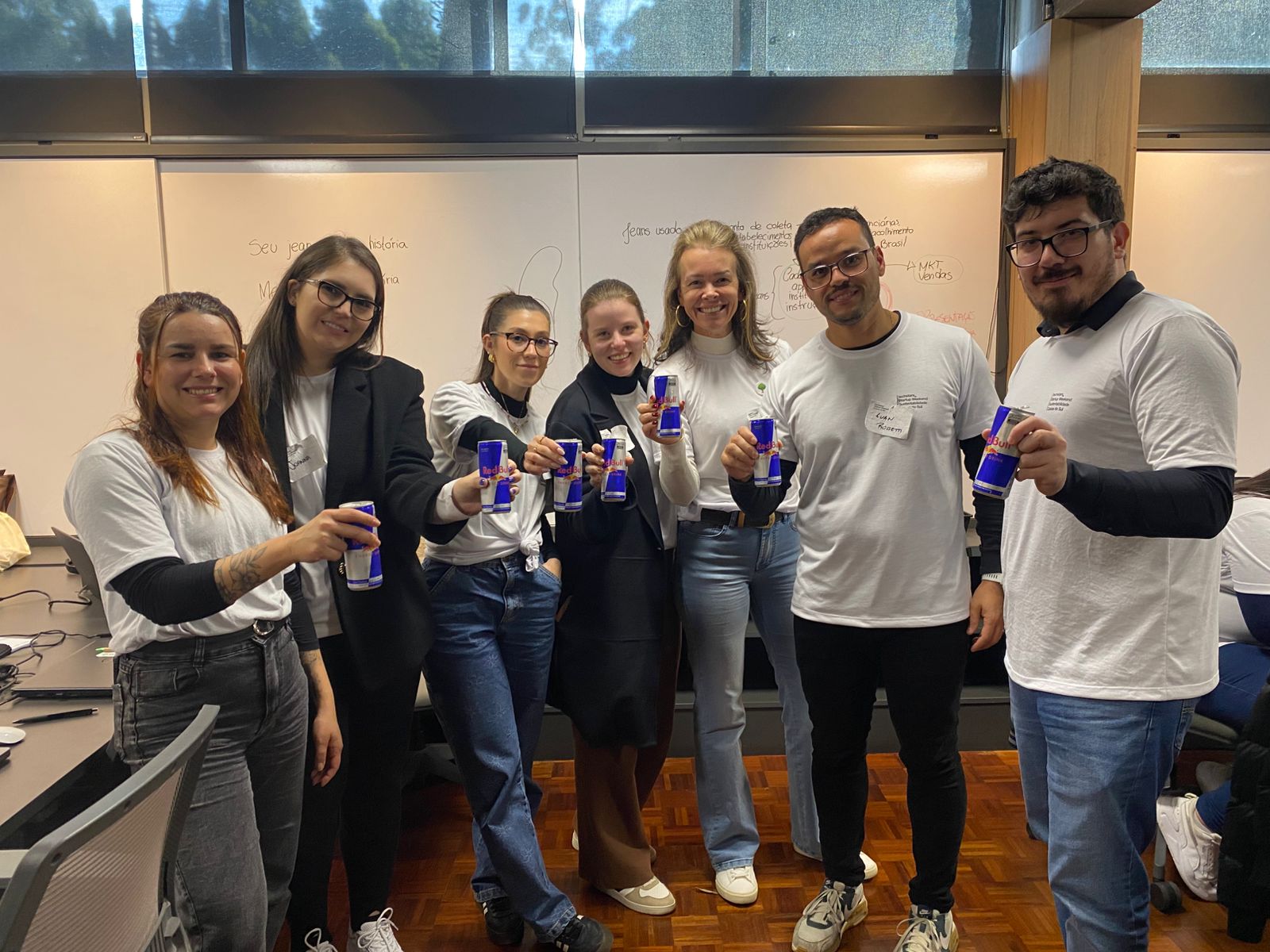Mulheres trabalhando na confecção de bolsas